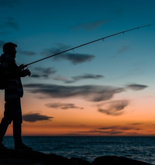 silhueta-de-um-homem-pescando-na-praia-ao-por-do-sol